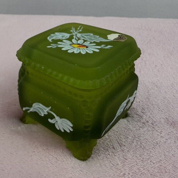 Westmoreland Green Satin Glass Trinket Box Vintage 1970 White Daisy Collectible - Picture 2 of 14